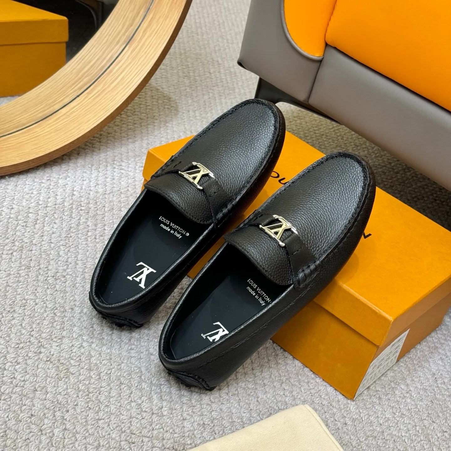 Men's men's shoes 💰420 (Yangli) LV 2⃣️0⃣️2⃣️5️⃣Spring and summer counter GLORIA series models ✈️Original factory special leather production, original last type. A classic driving slip-on casual shoe that shows an elegant style with exquisite craftsmanship details such as Monogram embossing all over the upper🌀Italian imported calfskin fabric Sheepskin foot pads➕Inside～Private mold replica sole Unique style Comfortable driving slip-on Size: 4-12 (38-46) Comes with [Counter packaging: original box, wrapping paper, card, instruction manual, shoehorn, cloth bag] No pressure to enter and leave the counter!